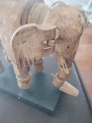Elefante de madera decorativo articulado