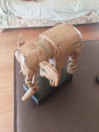 Elefante de madera decorativo articulado