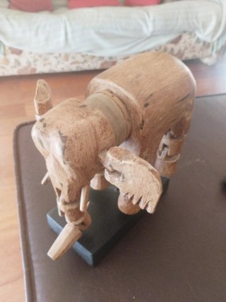 Elefante de madera decorativo articulado