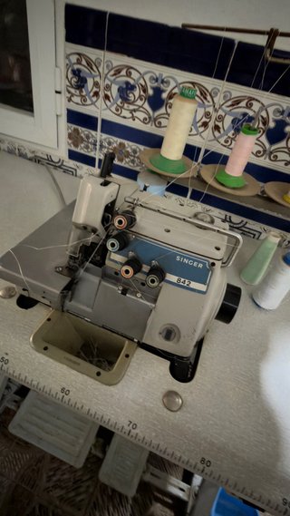 Máquina de coser remalladora con mesa Singer 842