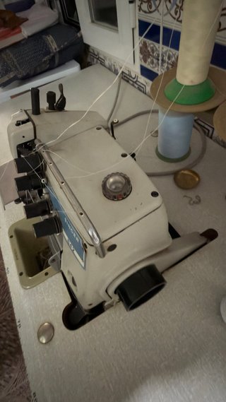 Máquina de coser remalladora con mesa Singer 842