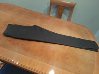 Pantalón pitillo negro con cremalleras