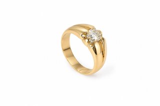 Anillo de oro amarillo con diamante