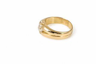 Anillo de oro amarillo con diamante