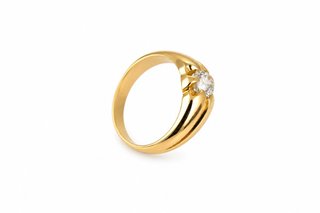 Anillo de oro amarillo con diamante