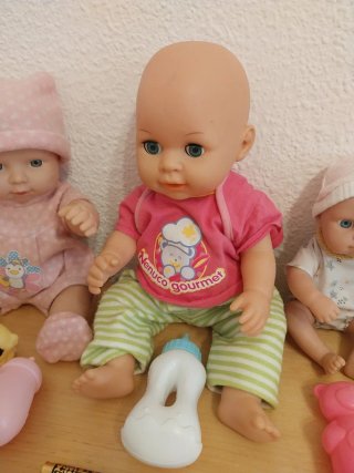 Lote de 3 muñecas y accesorios