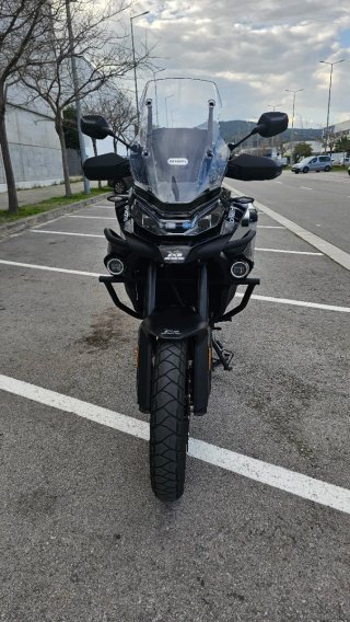 CFMoto 800 MT Explorer Negra y Plata
