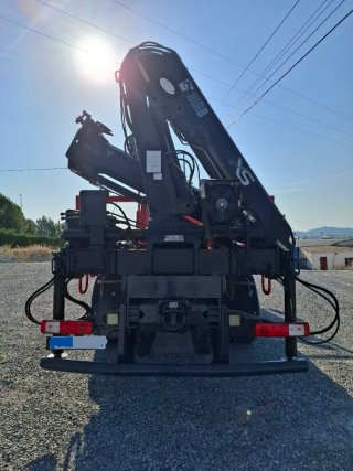 Renault Kerax 370 DXI con grúa/pluma y mando