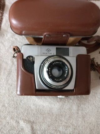 Custodia  con macchina fotografica mera ed argenta