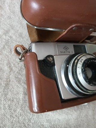 Custodia  con macchina fotografica mera ed argenta