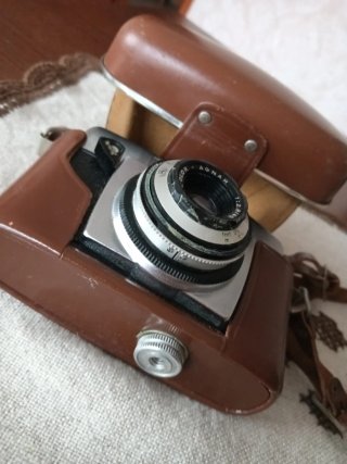 Custodia  con macchina fotografica mera ed argenta