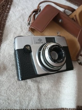 Custodia  con macchina fotografica mera ed argenta
