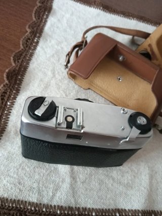 Custodia  con macchina fotografica mera ed argenta