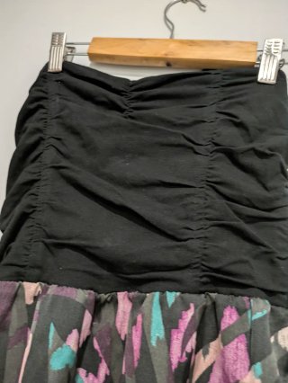 Vestido negro y multicolor