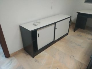 Mueble de oficina blanco y negro