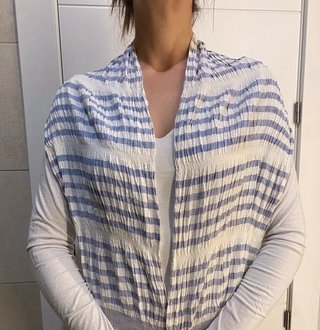 Pañuelo fular rayado azul y blanco. Poco uso.