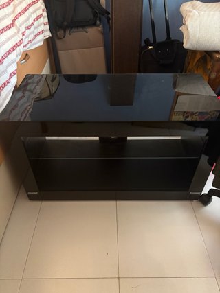 Mueble TV negro con ruedas