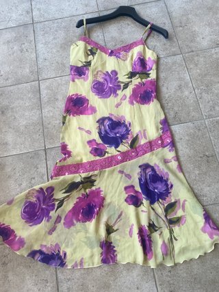 Vestido floral amarillo y morado