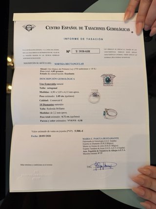 Sortija oro blanco esmeralda y diamantes