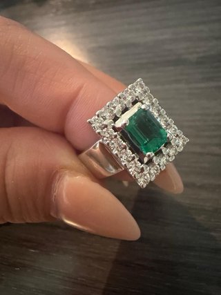 Sortija oro blanco esmeralda y diamantes