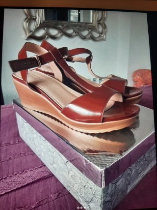 Sandalias de cuña marrones