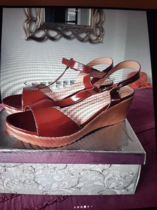 Sandalias de cuña marrones