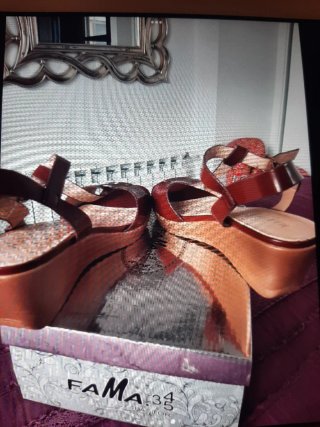 Sandalias de cuña marrones