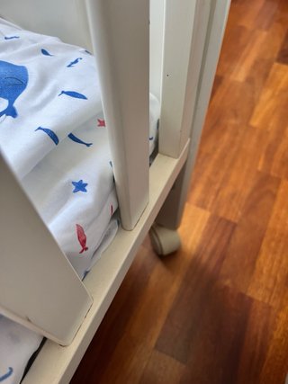 Cuna de madera blanca con ruedas