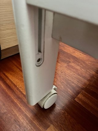 Cuna de madera blanca con ruedas