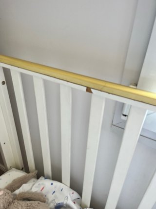 Cuna de madera blanca con ruedas