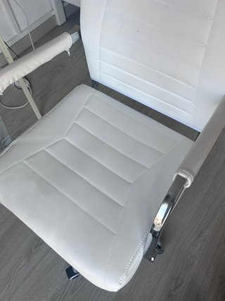 Silla de oficina blanca y plateada con ruedas
