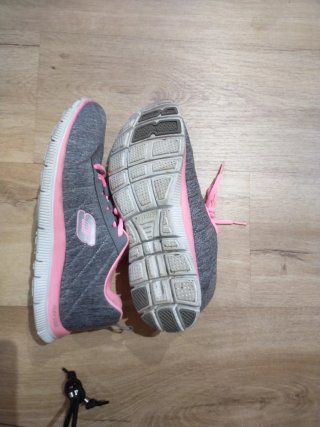 Zapatillas Skechers grises y rosas