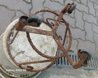 Portavaso in ferro battuto con rotelle