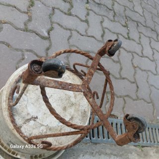 Portavaso in ferro battuto con rotelle