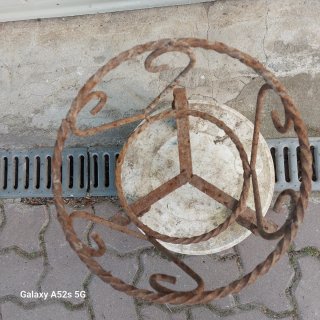 Portavaso in ferro battuto con rotelle