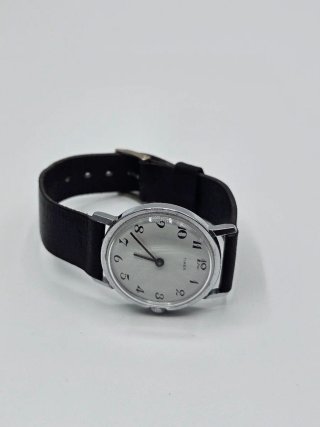 Reloj Timex Correa Negra y Caja Plateada