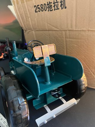 Tractor pintado a mano 1:16 NUEVO