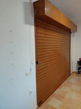 Puerta de garaje automática enrollable persiana.