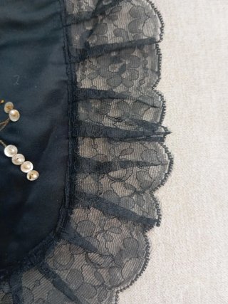 Delantal Alicantina Negro con Mariposa Dorada