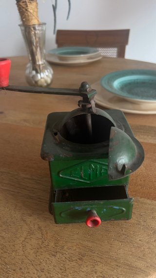 Molino de café antiguo verde