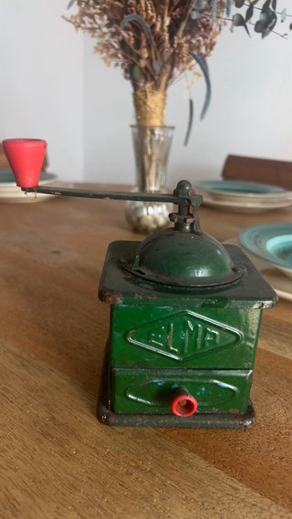 Molino de café antiguo verde