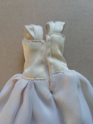 Vestido de muñeca blanco con encaje