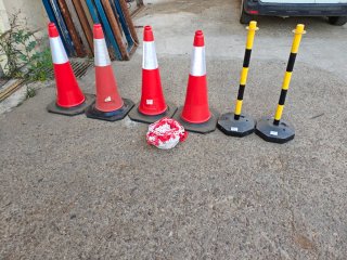 Lote 4 conos 75cm, 2 balizas+cadena plástico 25met