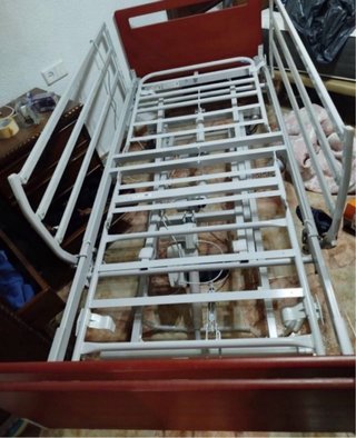 Cama articulada metálica y madera, con colchon