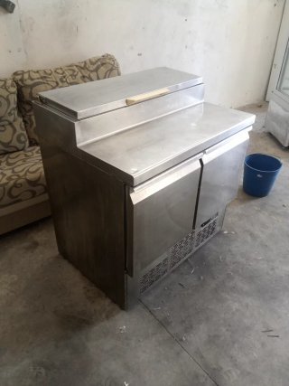 Mesa de trabajo refrigerada con vitrina ingredient