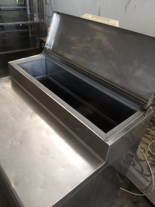Mesa de trabajo refrigerada con vitrina ingredient