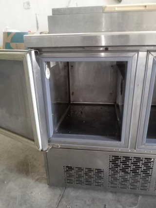 Mesa de trabajo refrigerada con vitrina ingredient