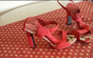 Zapatos de tacón rojos con estampado floral