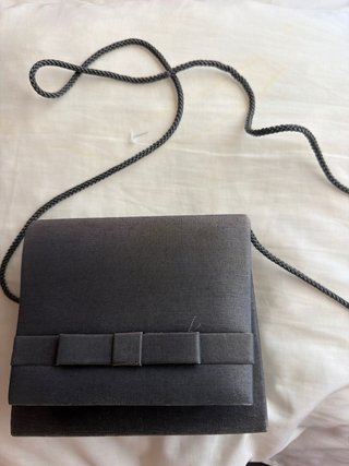 Bolso de fiesta gris irisado con lazo