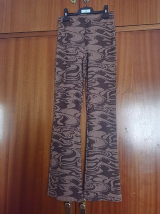 Pantalón acampanado estampado Pull&Bear
